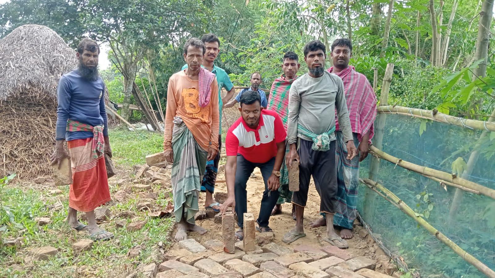 আদমদীঘিতে নিজ উদ্যোগে রাস্তা সংস্কার করলেন বিএনপি নেতা কামরুজ্জামান