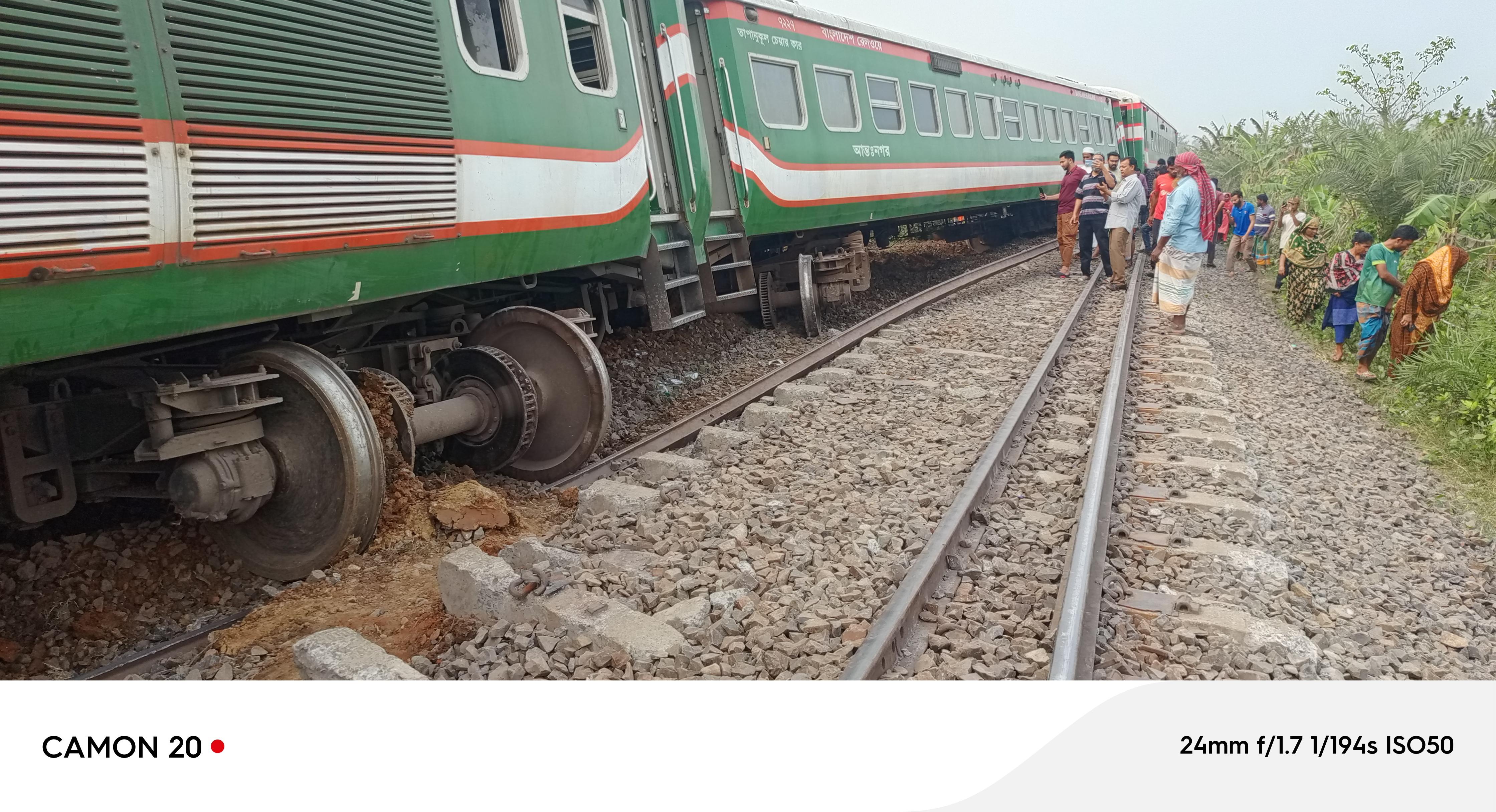 চালকের অবহেলায় ট্রেন লাইনচ্যুত