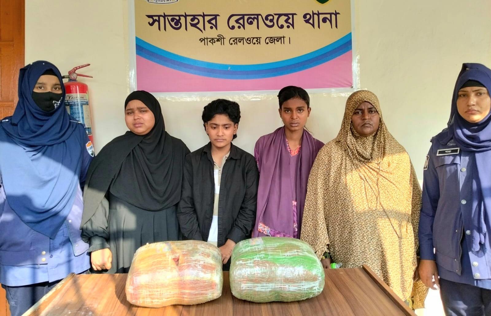 সান্তাহারে কুড়িগ্রাম ট্রেন থেকে দশ কেজি গাঁজাসহ গ্রেপ্তার-৪