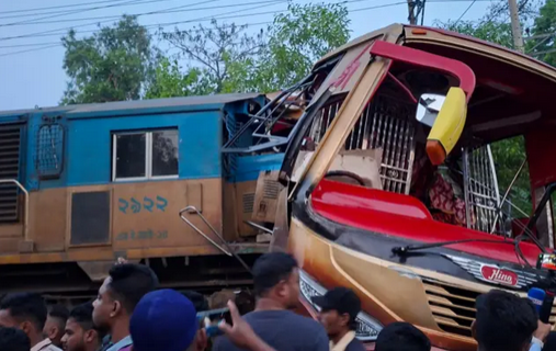 ট্রেন ও বাসের মুখোমুখি সংঘর্ষে  পাঁচজন নিহত