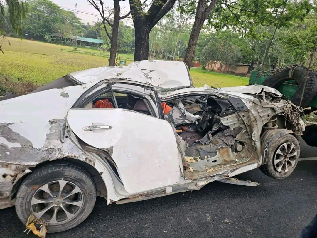মীরসরাইয়ে গাছের সাথে ধাক্কা লেগে দুমড়েমুচড়ে গেলো প্রাইভেটকার নিহত ১