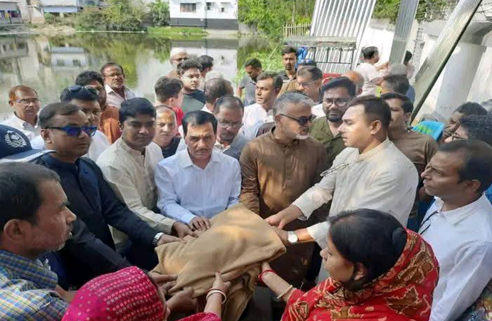 নওগাঁয় অগ্নিকাণ্ডে সব হারানো দুই পরিবার পেলো সরকারি সহায়তা