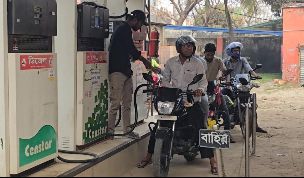 নওগাঁয় বিভিন্ন ফিলিং স্টেশনে পেট্রোল ও অকটেনের জন্য হুমড়ি খেয়ে পড়ছেন