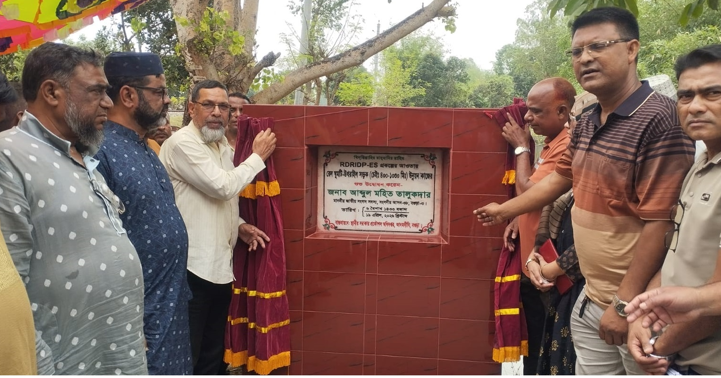 আদমদীঘিতে সড়ক উন্নয়ন কাজের উদ্বোধন করলেন এমপি মহিত তালুকদার