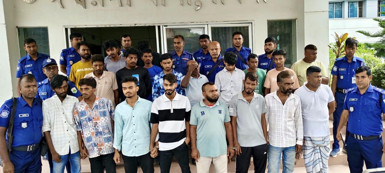 ঈশ্বরদীতে বিশেষ অভিযান: দুটি ওয়ান শুটারগান ও দেশীয় অস্ত্রসহ গ্রেপ্তার ২৩