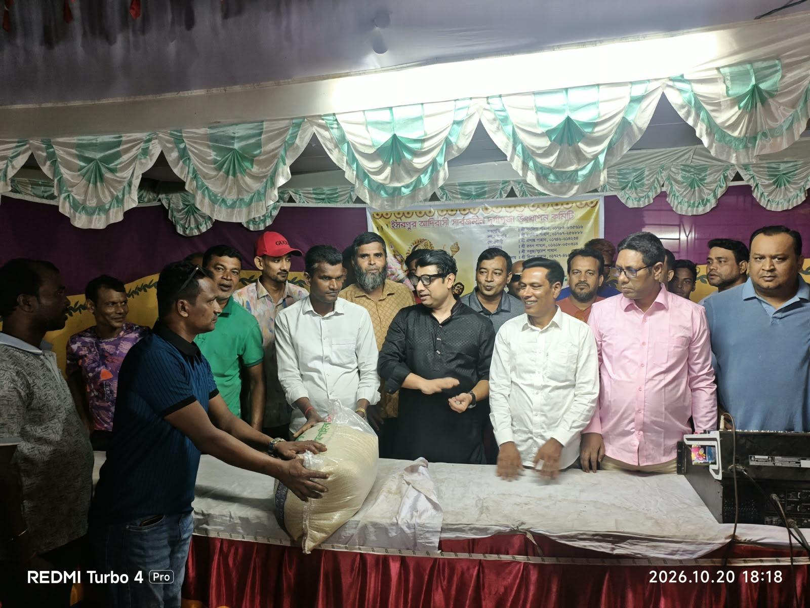 আদমদীঘিতে যুবদল নেতার পূজামন্ডব পরিদর্শন ও আর্থিক অনুদান প্রদান